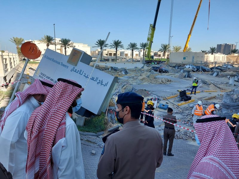 بالصور .. “العريفي” يزور مصاب حادثة الهبوط الأرضي بالخُبر ويتفقد