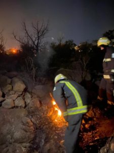 السيطرة على حريق السودة.. في وقت قياسي رغم وعورة الموقع وشدة الري