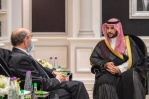 خالد بن سلمان يبحث مع المبعوث الأميركي لإيران تعزيز الاستقرار في المنطقة