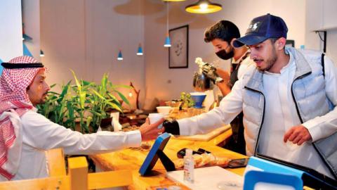 قرار وزاري يحدد ألف دولار حداً أدنى لأجور السعوديين