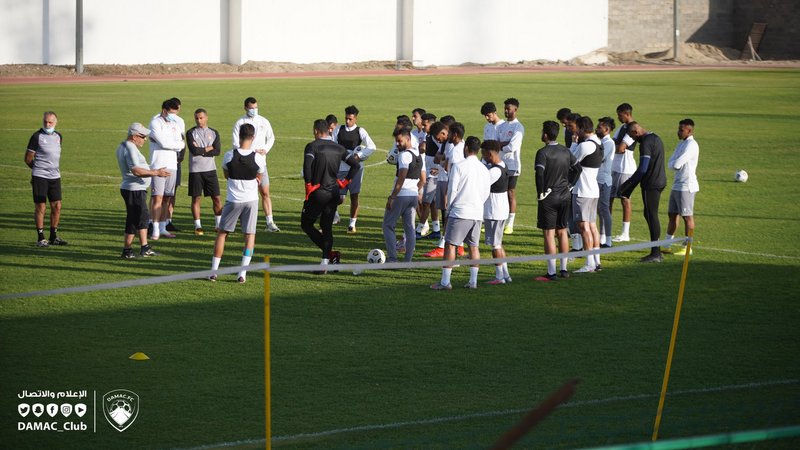 تحضيراً لاستئناف منافسات الدوري.. ضمك يواجه الهلال في الرياض