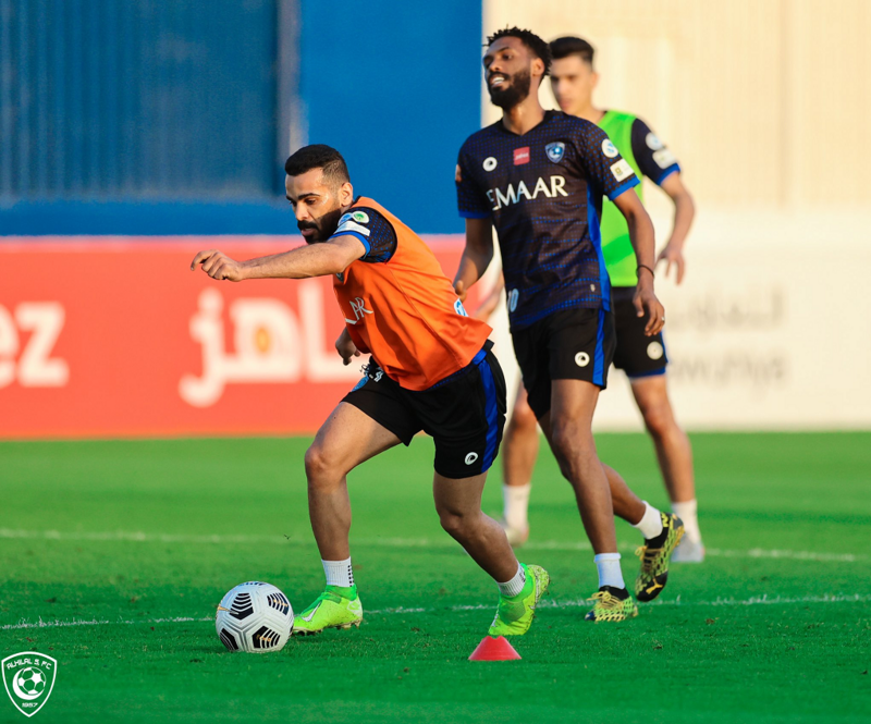 غياب “المعيوف” عن تدريبات “الهلال”.. والفريق يواصل التحضير لملاقا