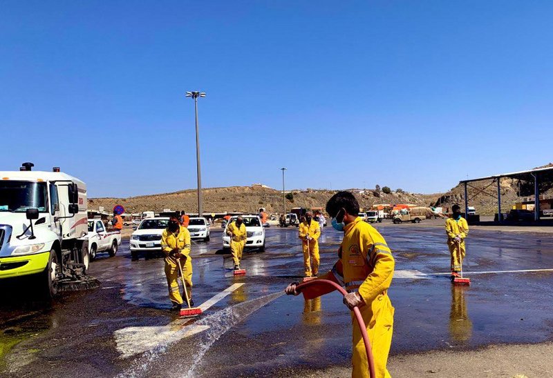 أمانة عسير وبلدياتها ترفع ١٩٢٩٨ طنًّا من النفايات وتُعقّم ٢٣٨٤ مو