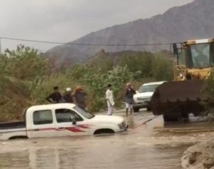 “عبَّارة” تُنهي معاناتهم.. أهالي العوامر: السيول تعزلنا عن العالم