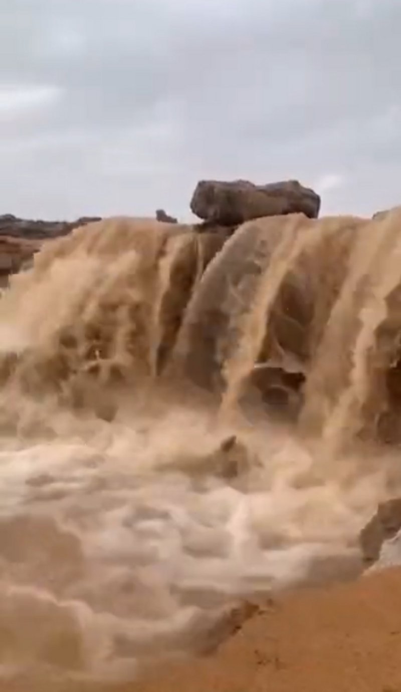 هطول أمطار غزيرة على رفحاء وضواحيها.. وتكوُّن بحيرات وشلالات جاري