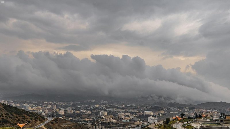 عقب تنبيه الأرصاد.. مدني الباحة يتفاعل: ابتعدوا عن مجاري السيول