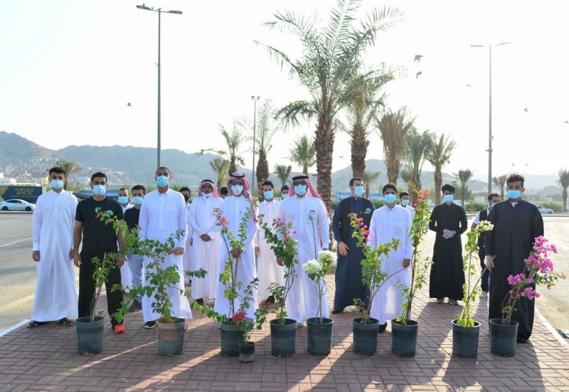 طلاب «أم القرى» يشاركون طواعية في زراعة النباتات والزهور – أخبار السعودية