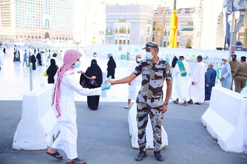 في اليوم العالمي للتطوع.. سقيا زمزم توزع عبوات الماء على رجال الأ