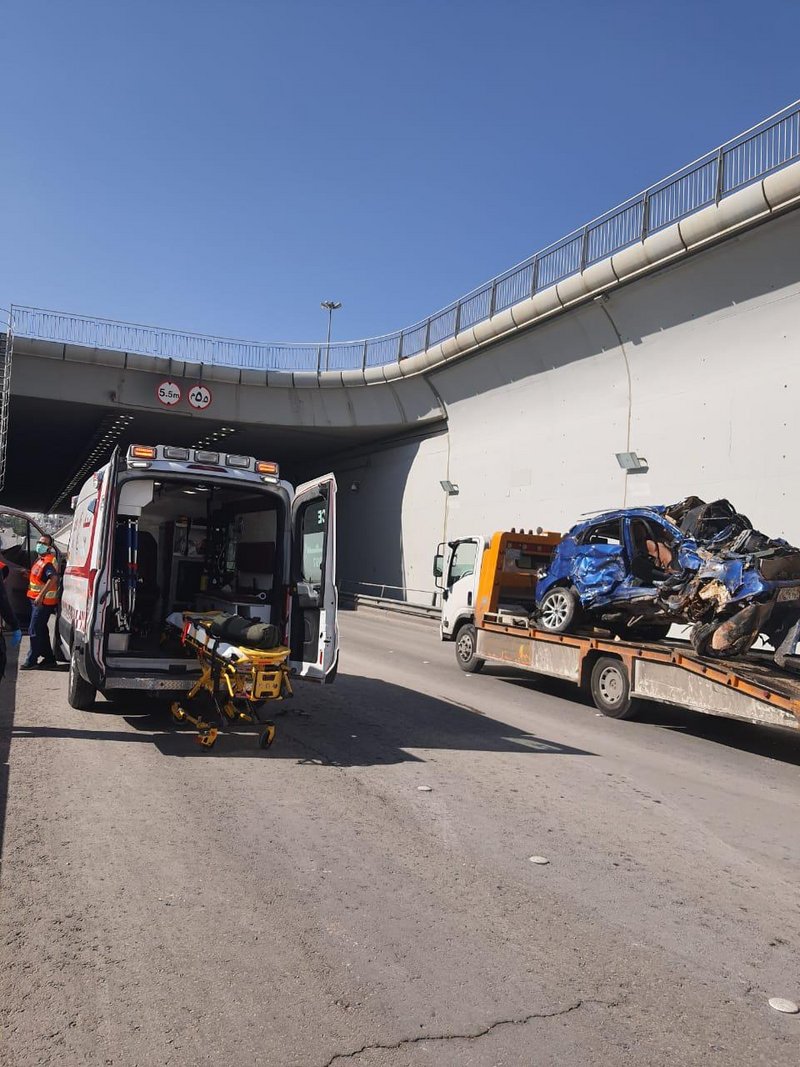 الرياض.. سقوط شاحنة من أعلى كوبري عمر بن عبدالعزيز