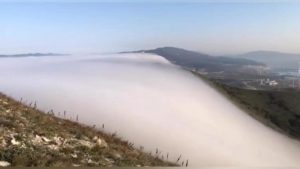 فيديو رائع.. “شلال غيوم” يهبط على تلال في روسيا