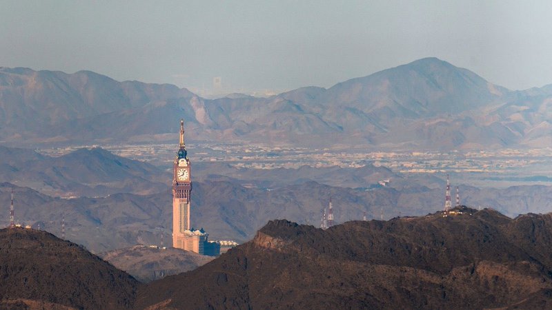 ساعة مكة بخلفية أحد معالم جدة.. صورة احترافية تثير الجدل والدهشة