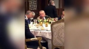 خمور على مائدة “أردوغان”.. غضب واسع ووسم يتصدر “الترند”