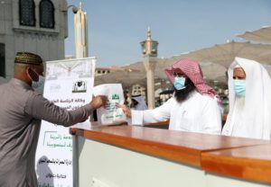 كمامات ومعقمات وعبوات “زمزم”.. “وعيك وقاية” بالمسجد النبوي