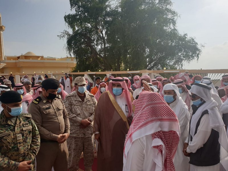 محافظ فيفاء يؤدي صلاة الميت على الجندي عبدالعزيز الفيفي