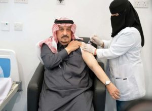 أمير الرياض يتلقى لقاح كورونا ويتفقد مركز استقبال المتقدمين على ا