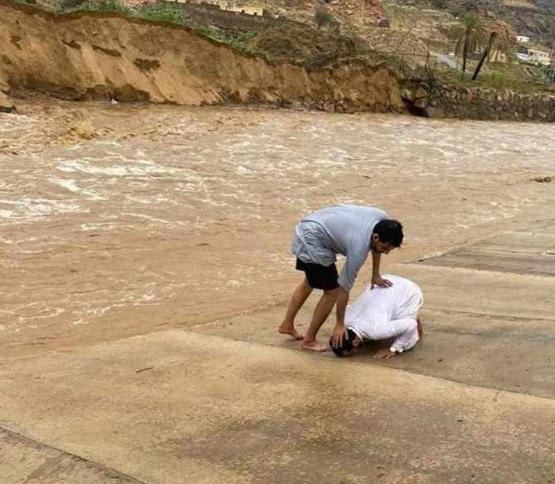 شجاعة مواطن تنقذ طفلا جرفته سيول وادي “اعشار” أحد ثربان