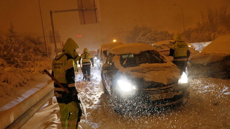 عاصفة ثلجية تضرب إسبانيا.. مصرع شخصين واحتجاز العديد في سياراتهم