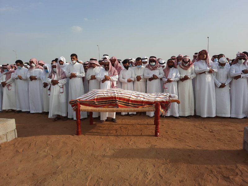 الجموع تواري جثمان رئيس نادي جازان الأدبي السابق.. وأمير جازان في