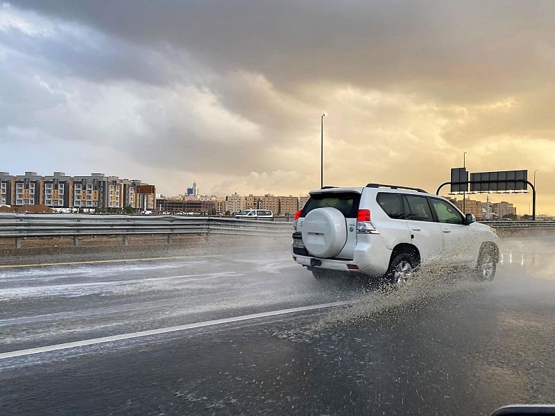 بالصور.. أمطار متوسطة إلى غزيرة على محافظة جدة