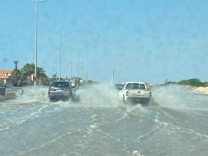 بالصور .. مياه الأمطار تغمر شوارع جدة.. و”سبق” ترصد الجهود المتوا