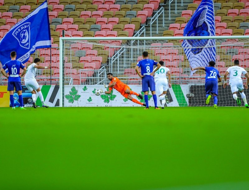 قمة بيضاء بين الهلال والأهلي.. الشباب يضغط بقوة ..الاتحاد يتكبد ه