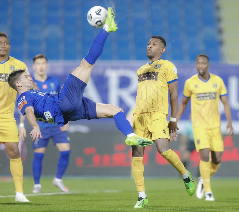 بهدفين في مرمى التعاون .. الهلال يحافظ على صدارة الدوري