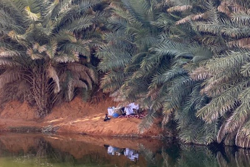 شاهد.. “برودان” محفوفة بالرمال الذهبية تستهوي المتنزهين بـ”وشم” ش