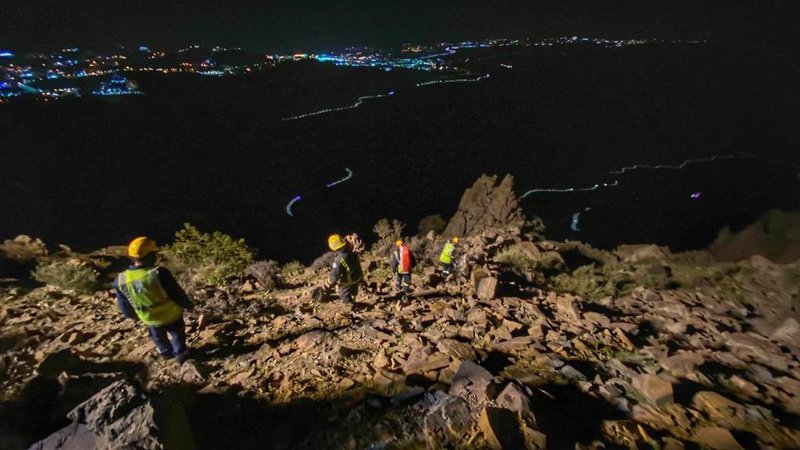 “مدني الباحة” ينقذ مواطنيْن علقا بإحدى المناطق الجبلية