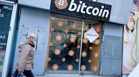 «بيتكوين» تواصل استقطاب الاستثمارات الرقمية