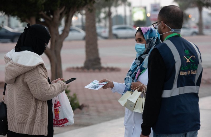 “نتعاون ما نتهاون”.. حملةٌ تُوَزع أدوات وقاية “كورونا” بمتنزهات ا