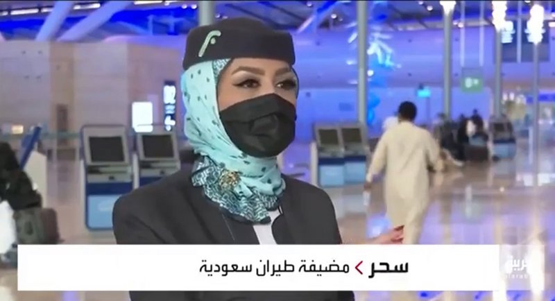 بالفيديو .. “مضيفة جوية سعودية” تحكي تجربتها في السماء! وهكذا تعا