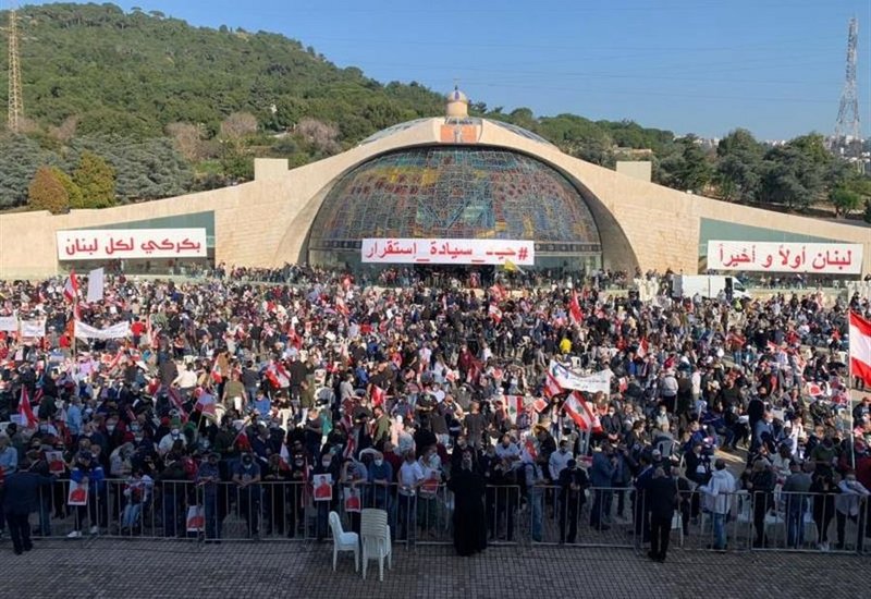 “نحن نواجه انقلابًا”.. آلاف اللبنانيين يؤيدون عقد مؤتمر دولي لإنق