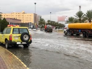 شاهد.. ارتفاع منسوب المياه بشوارع تبوك يستنفر الجهات الحكومية