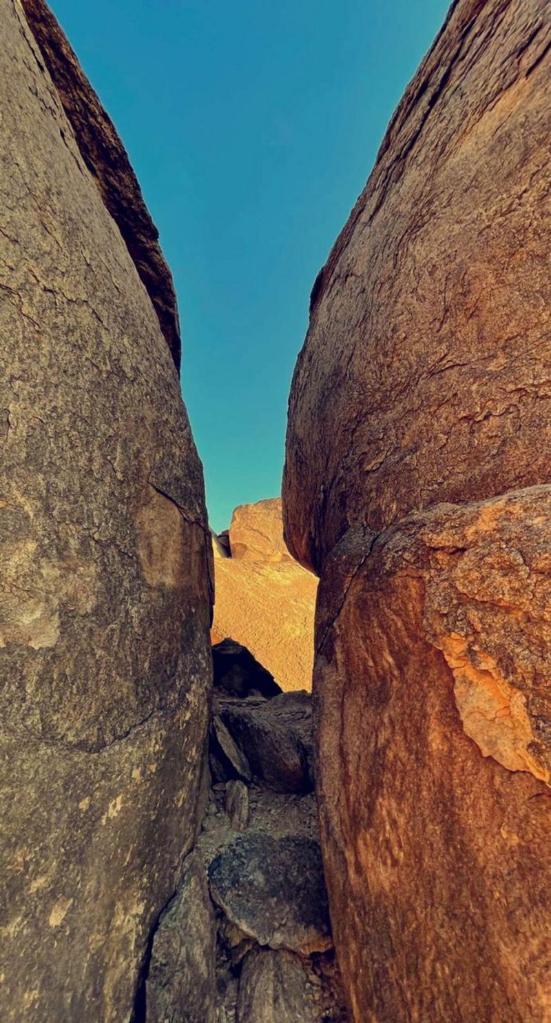 بالصور.. شاهد الصخور العجيبة “بمدينة الملائكة” في غرب السعودية