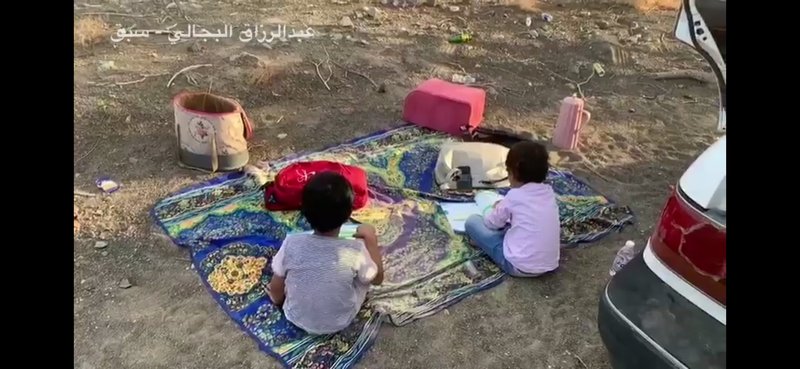 تحت الشجرة.. هكذا يتلقى طلاب “نخيل خليص” دروسهم.. شاهد الفيديو