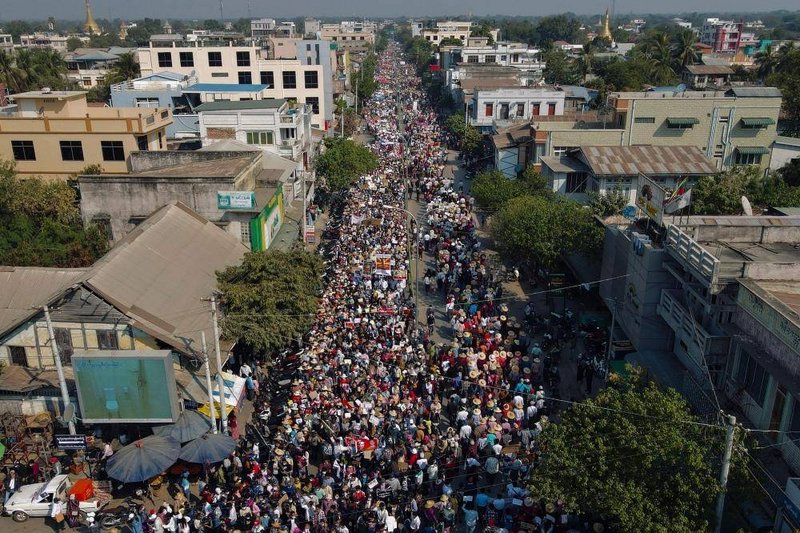 متظاهرو ميانمار يستمرون في رفض الانقلاب.. والجيش عاجز عن وقف إضرا