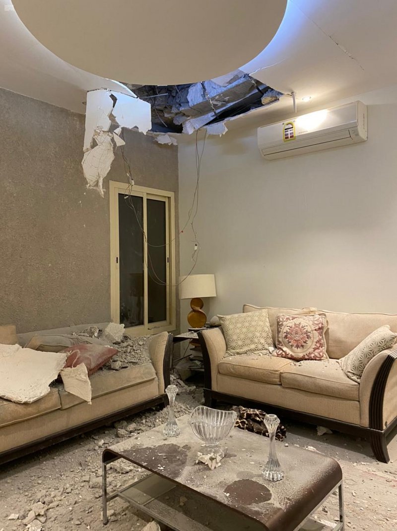 صور من منزل بالرياض لآثار شظايا اعتراض صاروخ بالستي أطلقته مليشيا