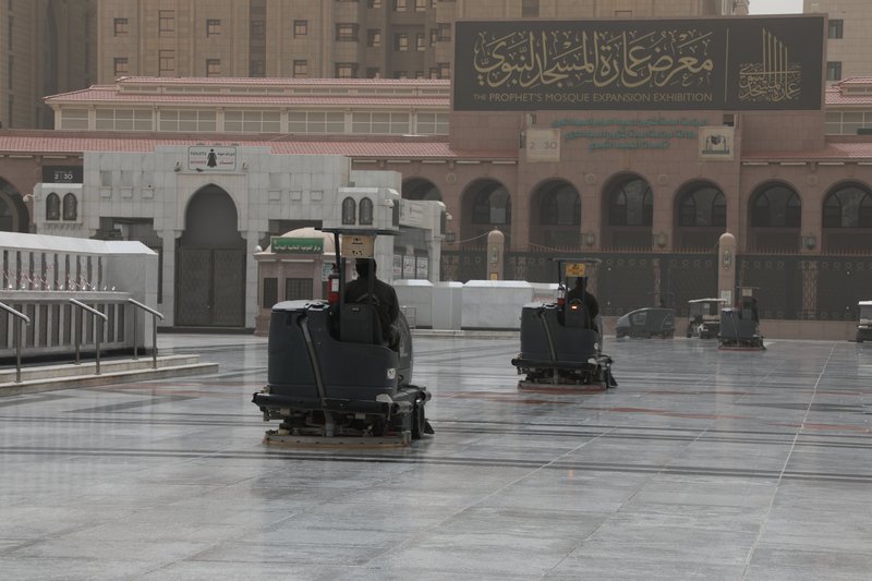 30 معدة لغسيل الأرضيات بساحات وسطح المسجد النبوي أثناء الموجة الغ