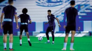 الهلال والشباب يتنازعان الصدارة من شباك القادسية والتعاون