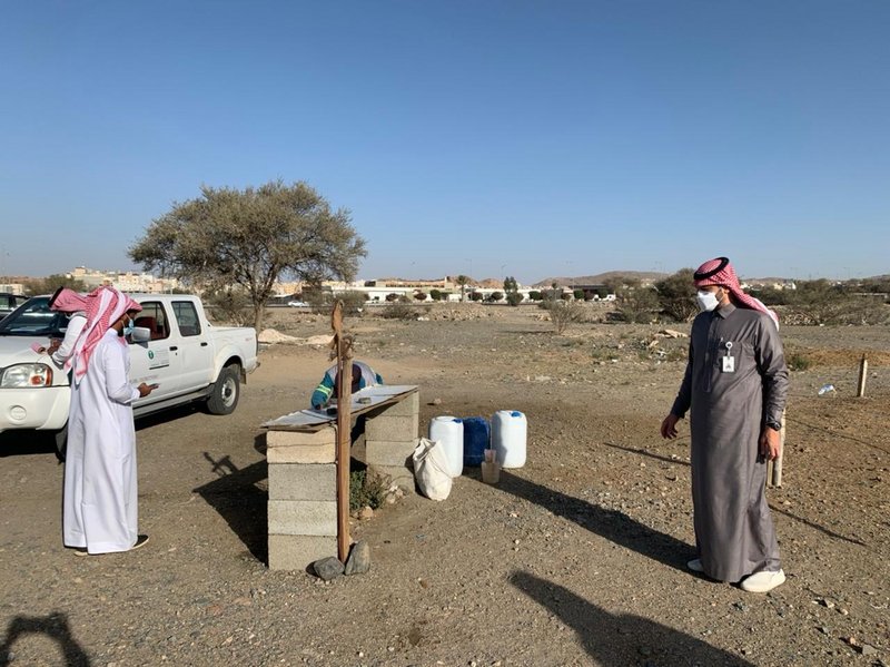 شاهد.. ضبط وإزالة حظائر مخالفة تبيع حليب إبل على طرقات بالطائف