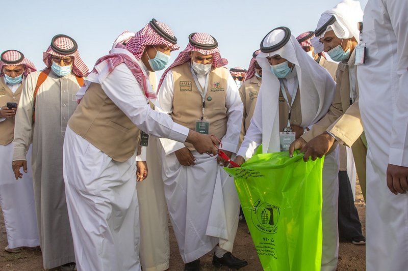 شاهد.. أمير حائل ينظف المنتزه بيديه رافضًا “الملقاط”