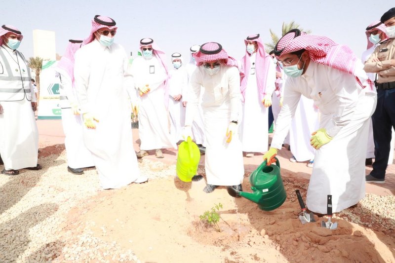 رئيس جامعة شقراء يطلق حملة “جامعتنا الخضراء”