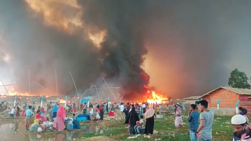 شاهد.. حريق يدمر آلاف المساكن بمخيمات اللاجئين الروهينغا ببنغلادش