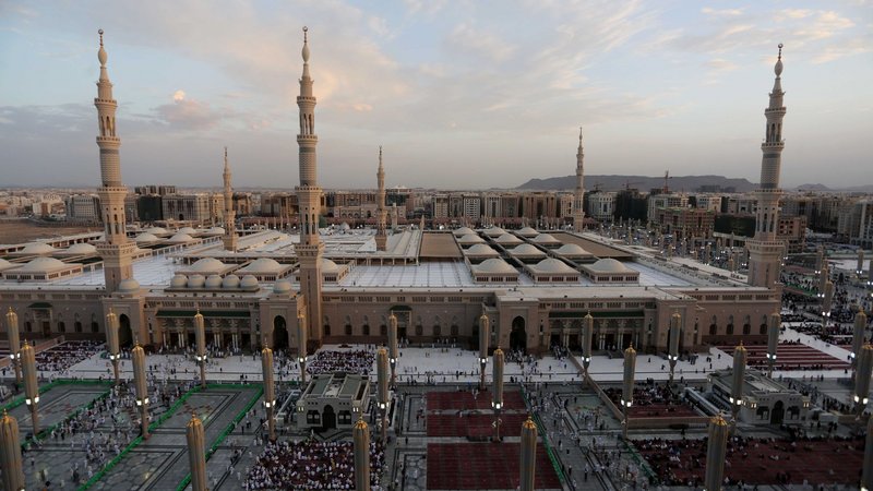 بدأ بالقسم النسائي.. 19 عاماً ومعهد المسجد النبوي يقدم رسالته لطل