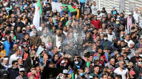 اتهام السلطات الجزائرية بمحاولات تشويه «الحراك»