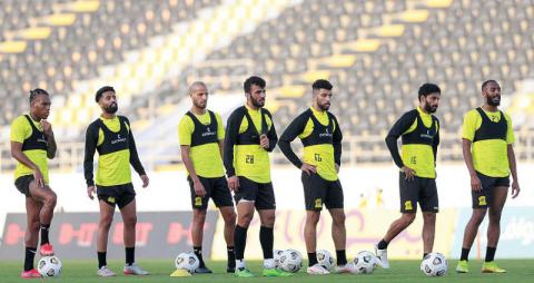 هوساوي يقود دفاع الاتحاد أمام الهلال