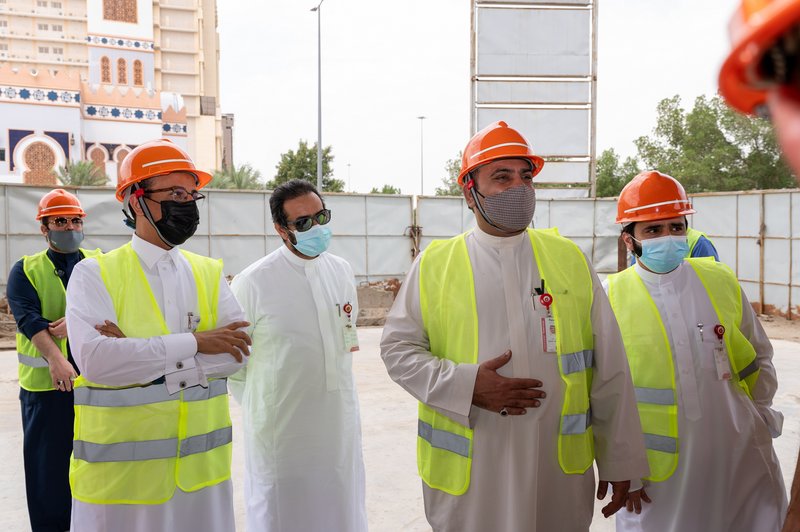 “برج عملاء بنده” الخيري يرتفع في مكة دعماً للأطفال ذوي الإعاقة