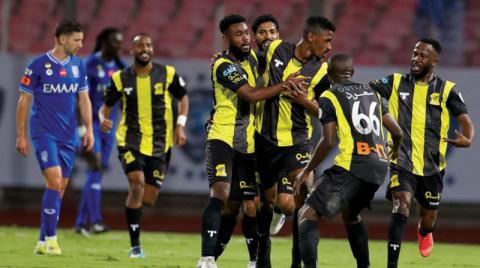 الاتحاد يتحدى ظروفه الاستثنائية ويقهر الهلال بثنائية