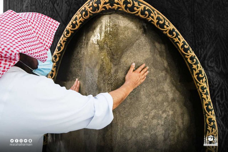 في أول أيام رمضان.. شاهد السديس يُطيّب الكعبة المشرفة بأفخر أنواع