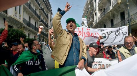 الحكومة تتهم «أطرافاً خارجية» باستخدام الحراك لاستهداف الجزائر